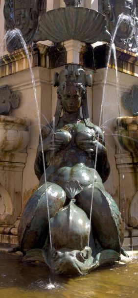 Sirène de l'ancienne fontaine de Neptune à Bologne, Emilie-Romagne, Italie
 - Photo, image