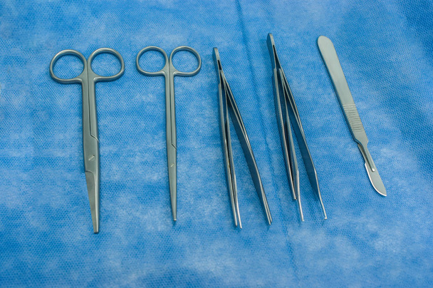 sebészeti eszközök az asztalon - Fotó, kép