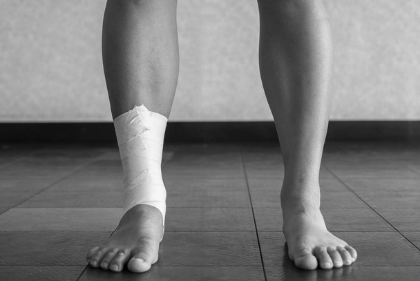 preto e branco versão de tornozelo fita trabalho em um atletas tornozelo
  - Foto, Imagem