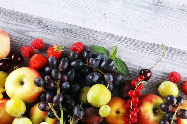 Fruits tropicaux fond, de nombreux fruits mûrs colorés avec de la paille
 - Photo, image