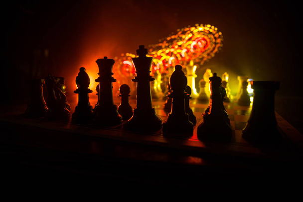 ビジネスのアイデアと競争のチェスボードゲームの概念。煙と霧と暗い背景にチェスの数字. - 写真・画像