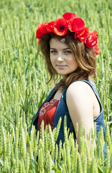 Young Woman in Wheat Field - Fotografie, Obrázek
