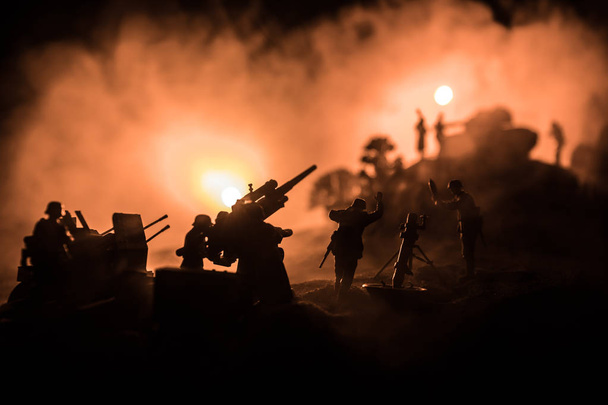 Conceito de Guerra. silhuetas militares lutando cena na guerra nevoeiro céu fundo, - Foto, Imagem