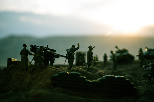 Sota-ajatus. Sotilaallinen siluetit taistelevat kohtaus sodan sumu taivas tausta, - Valokuva, kuva