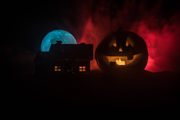 Vista dell'orrore della zucca di Halloween con la faccia sorridente spaventosa. Lanterna jack testa con edificio spettrale
 - Foto, immagini