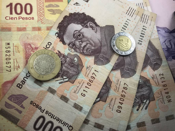 メキシコペソ紙幣は平らな表面にランダムに広がる - 写真・画像