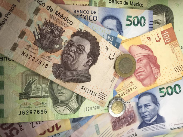 Mexikói peso számlák szét véletlenszerűen egy sík felületen - Fotó, kép