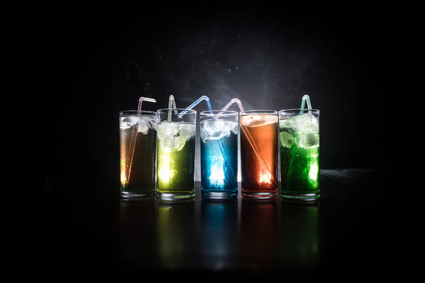 коллекция красочных снимков с лимоном на баре; набор алкогольных мини коктейльных шутеров с лаймом
; - Фото, изображение