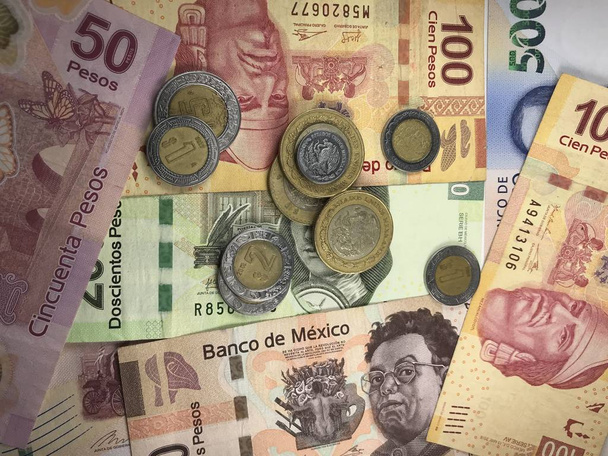 Мексиканские песо-купюры распространились случайно по плоской поверхности.
 - Фото, изображение