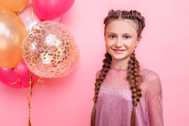 Boldog és szép tini lány kezében egy csomó színes Balloo - Fotó, kép