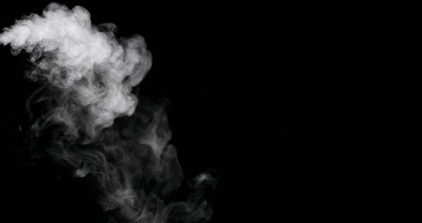 Huella de humo blanca aislada sobre fondo negro
 - Foto, imagen