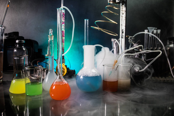 Eczacılık ve kimya teması. Araştırma laboratuvarında solüsyon lu cam şişesi test edin. Bilim ve tıbbi geçmiş. Koyu tonlu arka plan üzerinde laboratuvar test tüpleri - Fotoğraf, Görsel