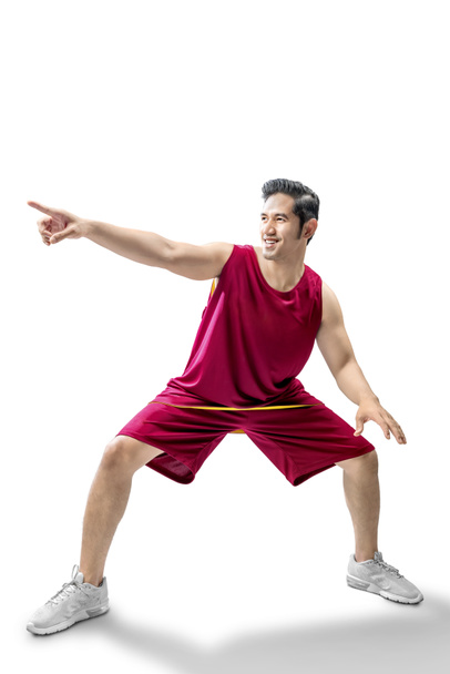 asiatischer Basketballspieler in der Pose, den Ball zu dribbeln  - Foto, Bild