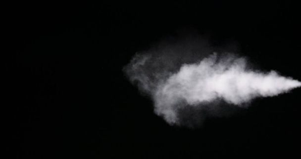Bílá kouřová stopa izolovaná na černém pozadí - Fotografie, Obrázek