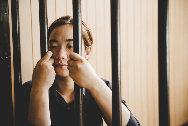 красива молода дівчина за ґратами
 - Фото, зображення