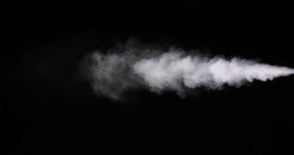 黒い背景に隔離された白い煙の道 - 写真・画像