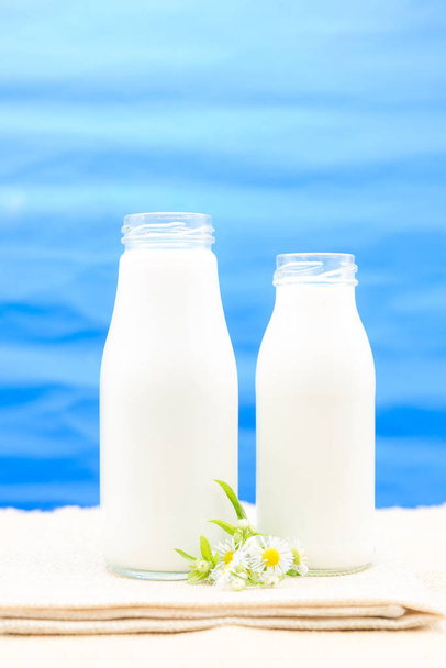 Mléko v láhvi na stole - Fotografie, Obrázek
