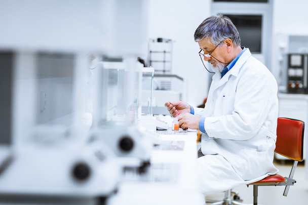 Senior male researcher carrying out scientific research in a lab - Foto, Imagem