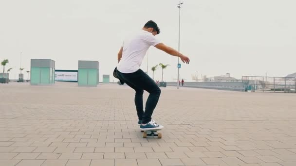 Skateboarder cavalca uno skateboard nella moderna terrazza della città
. - Filmati, video
