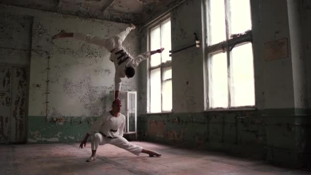 erstaunliche Akrobaten und Gleichgewicht auf der Hand. - Filmmaterial, Video