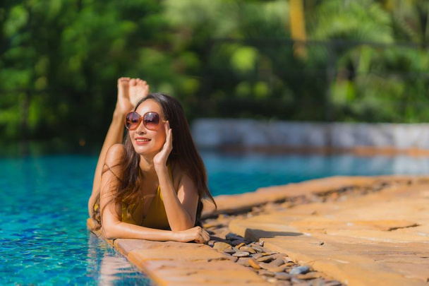 Retrato bonito jovem asiático mulher lazer relaxar sorriso e hap
 - Foto, Imagem