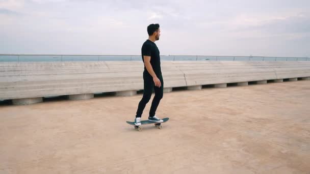 Skateboarder monta um skate no terraço da cidade moderna
. - Filmagem, Vídeo