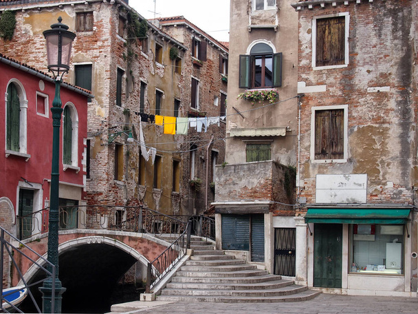 Wenecja ulica i kładka przez kanał w San Polo - Zdjęcie, obraz