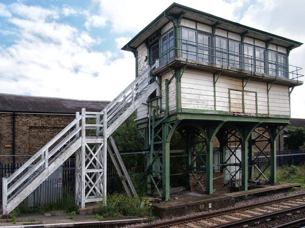 Stare brytyjskie pole sygnału kolejowego z drewnianymi białymi desek - Zdjęcie, obraz