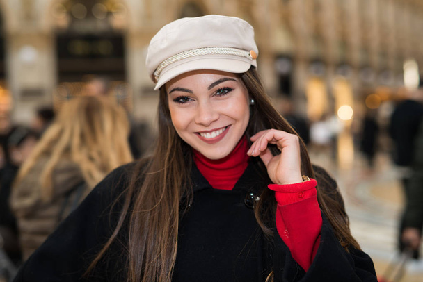 Young woman walking in a city at winter - Foto, imagen