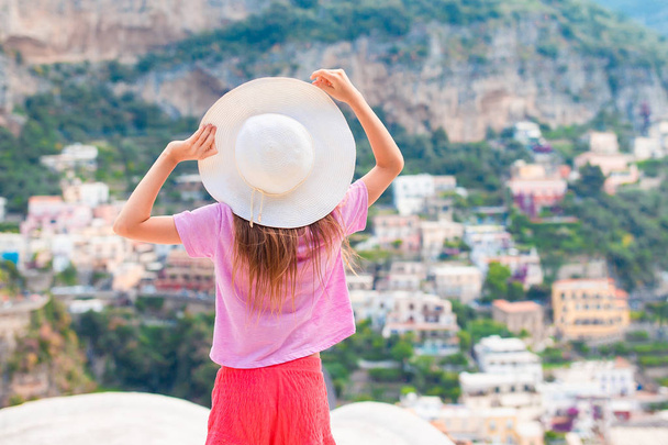 Rozkošná holčička na teplé a slunečné letní den v Positano město v Itálii - Fotografie, Obrázek
