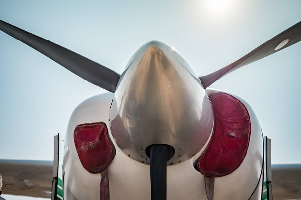 klassisches Flugzeug, das die Schönheit von Flugzeugpropellern betont - Foto, Bild