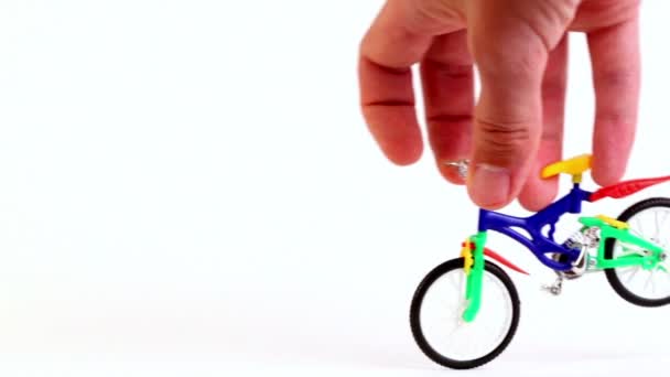 hand doet trucs op de fiets speelgoed - Video