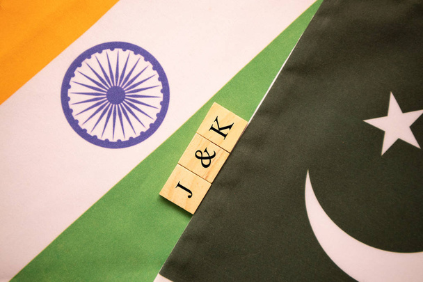 India Pakistán banderas con J y k escritas en letras de scrabble en la bandera
 - Foto, imagen