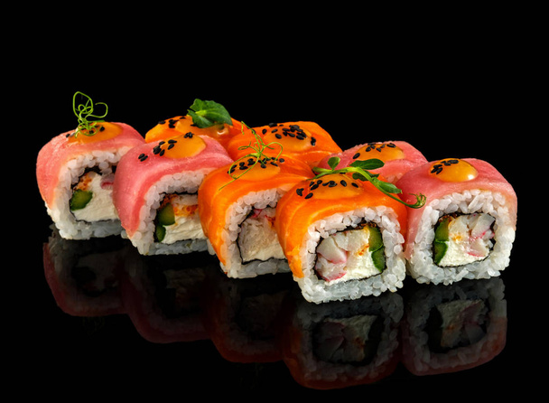 Set sushi roll. Traditionele Japanse gerechten. Geïsoleerd op zwart  - Foto, afbeelding