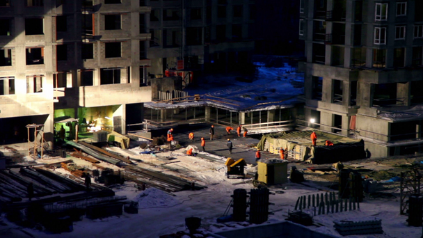 Рабочие работают на стройке в зимнюю ночь
 - Кадры, видео