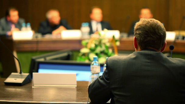 άνθρωπος στην επιχείρηση κοστούμι κάθεται στο τραπέζι σε διάσκεψη - Πλάνα, βίντεο