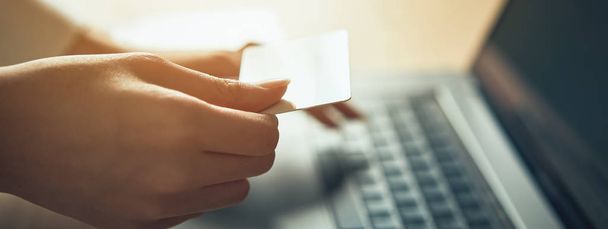 El basılı kredi kartı ve dizüstü bilgisayara ürünün ödeme kodunu girin. Kolaylık için çevrimiçi ödeme yapın. - Fotoğraf, Görsel