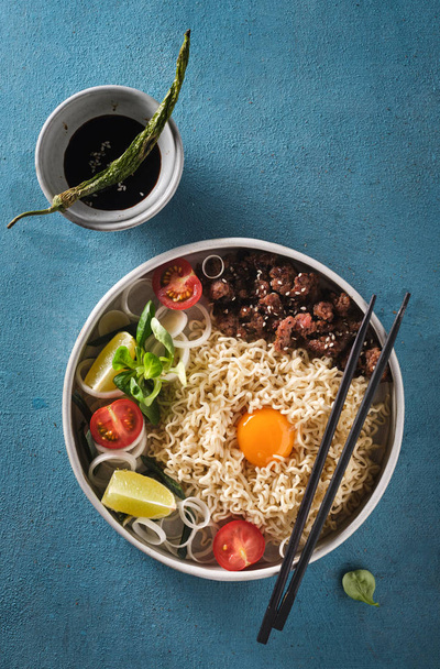 Kínai tészta marhahússal, zöldségekkel és tojással. Ázsiai konyhát. R - Fotó, kép