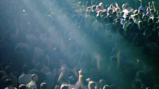 Publikum tanzt bei Rave-Party - Filmmaterial, Video