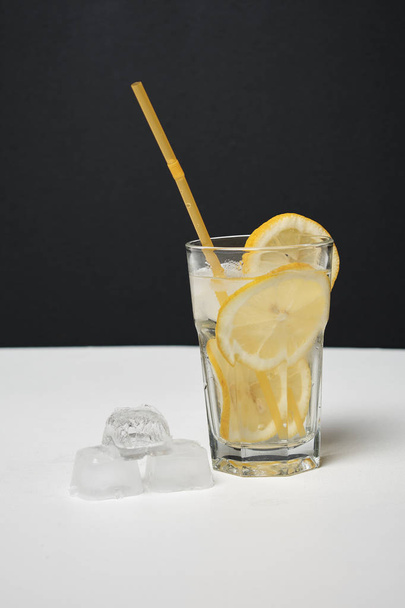 レモンの水のガラス - 写真・画像