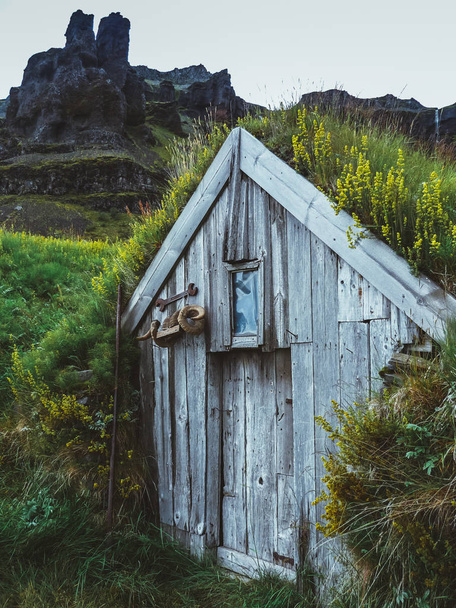 Vanha puinen turvetta talo Islannissa Nupsstadur
 - Valokuva, kuva