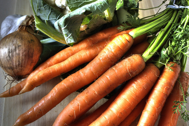Овощи - лук, морковь, цветная капуста и чеснок, суп ингредиенты
 - Фото, изображение