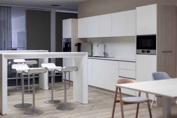 een mooie moderne kantoor keuken zorgt voor een aangenaam werk in - Foto, afbeelding