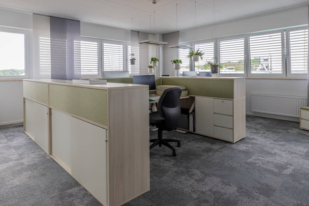 Stoly se nacházejí v moderně zařízené kanceláři - Fotografie, Obrázek