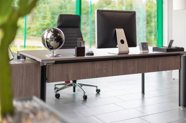 Schreibtische befinden sich in einem modern eingerichteten Büro - Foto, Bild