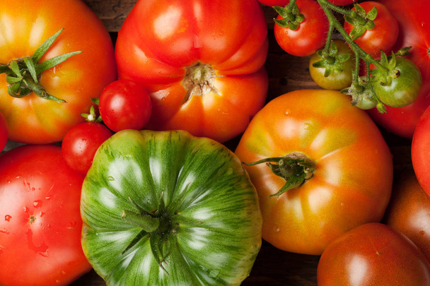 Jardín fresco tomates coloridos
 - Foto, Imagen