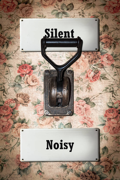 Ulica znak cichy versus hałaśliwy - Zdjęcie, obraz