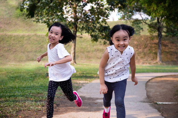 Asian Little Chinese Sisters running happily - Foto, imagen