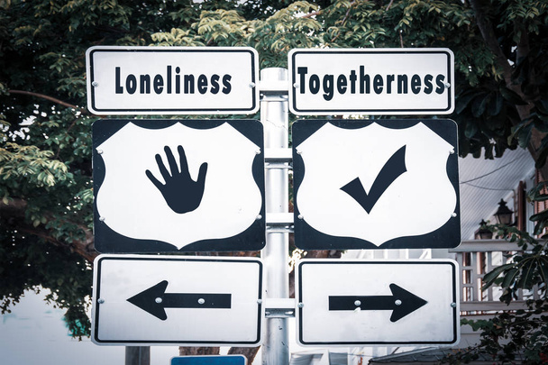 Уличные знаки единства против одиночества
 - Фото, изображение