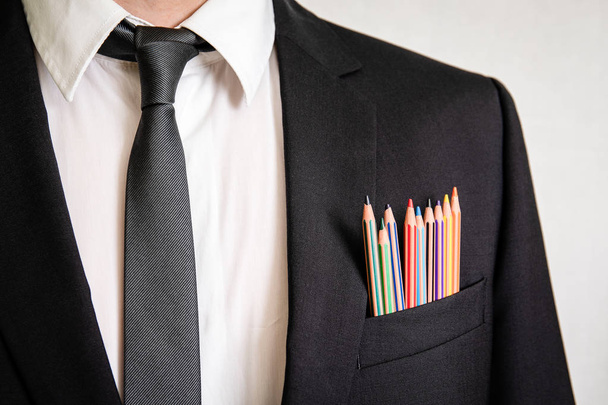Homme en costume avec crayons dans la poche avant
 - Photo, image